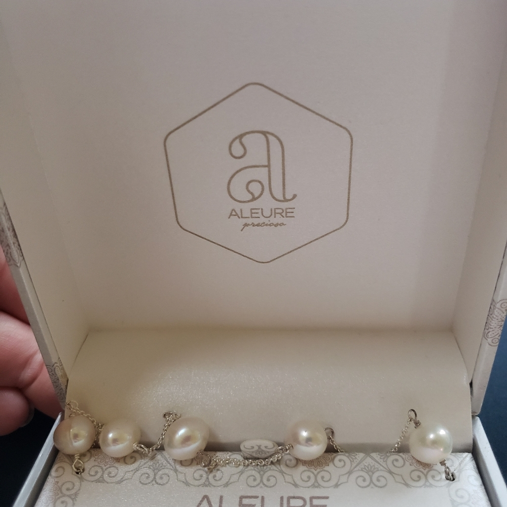 Pearl Necklace - Picture 2 of 5